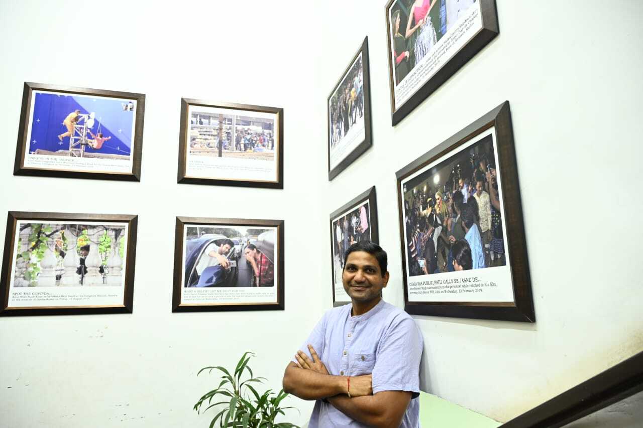 क्या खास होगा इस प्रदर्शनी में?- बॉलीवुड सेलेब्स की दुर्लभ और अनदेखी तस्वीरें- फोटोग्राफी के नए एंगल और क्रिएटिविटी का बेहतरीन मिश्रण- सतेज शरद शिंदे के बेहतरीन फोटोग्राफी शॉट्स की झलक- फोटोग्राफी और बॉलीवुड के चाहने वालों के लिए खास अनुभव