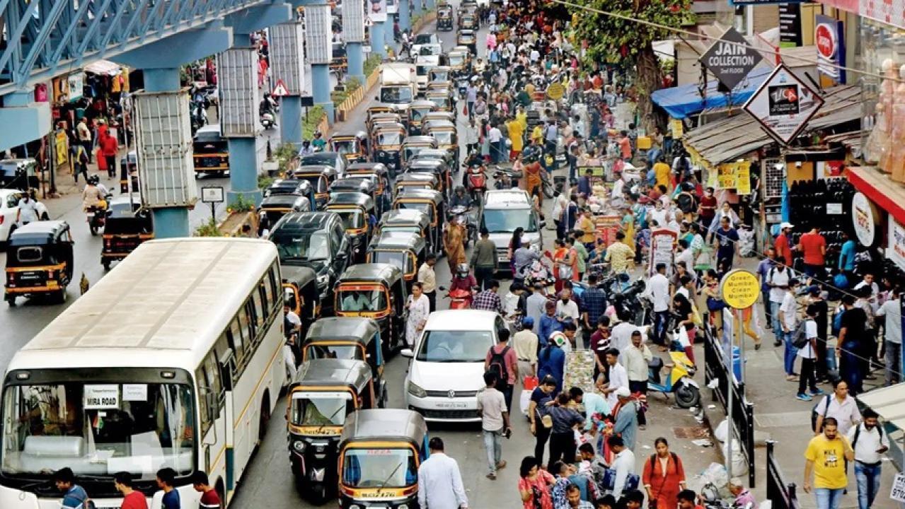 बोरीवली स्टेशन पर फेरीवालों ने सड़क और फुटपाथ पर अतिक्रमण कर लिया है. Representational Image