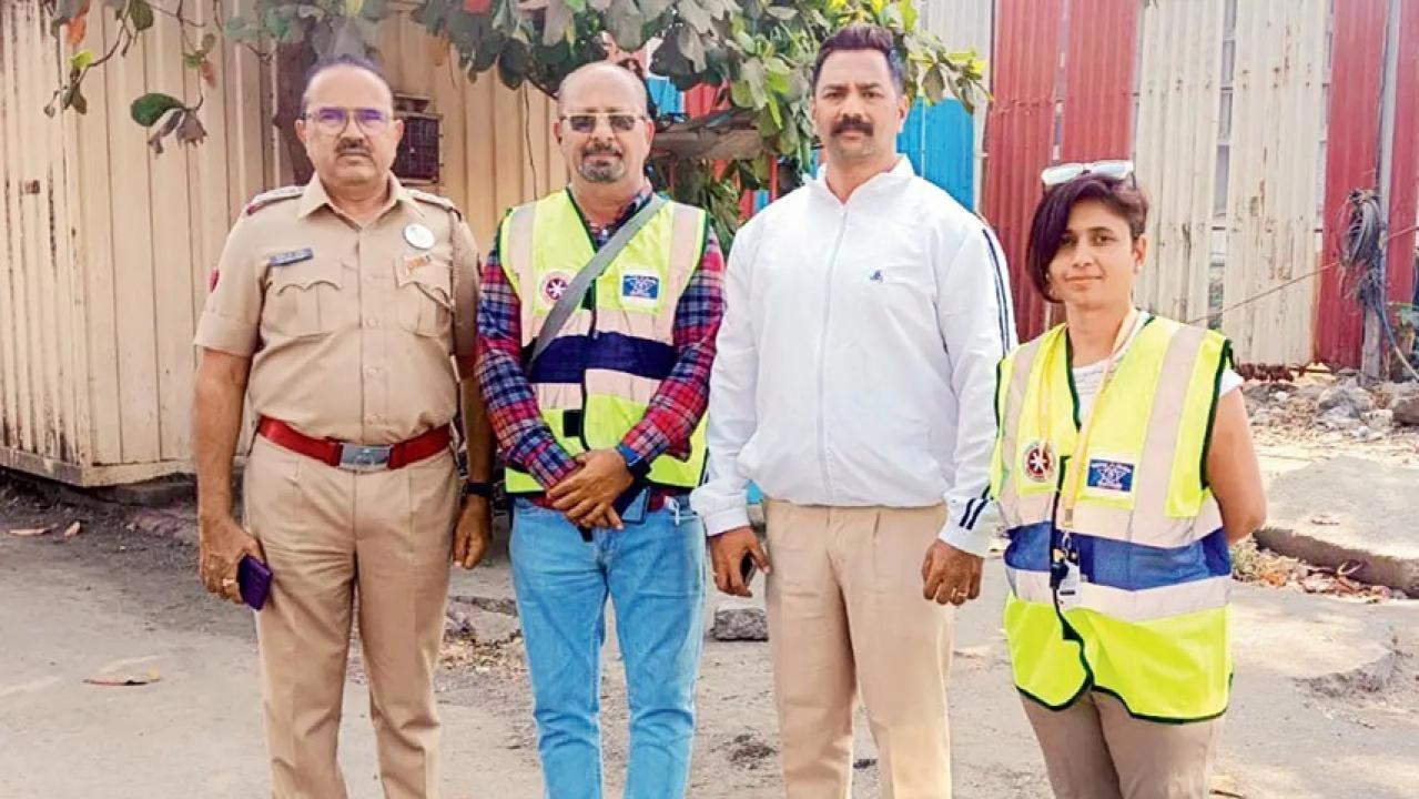 पुलिस के साथ कार्यकर्ता श्रद्धा राय