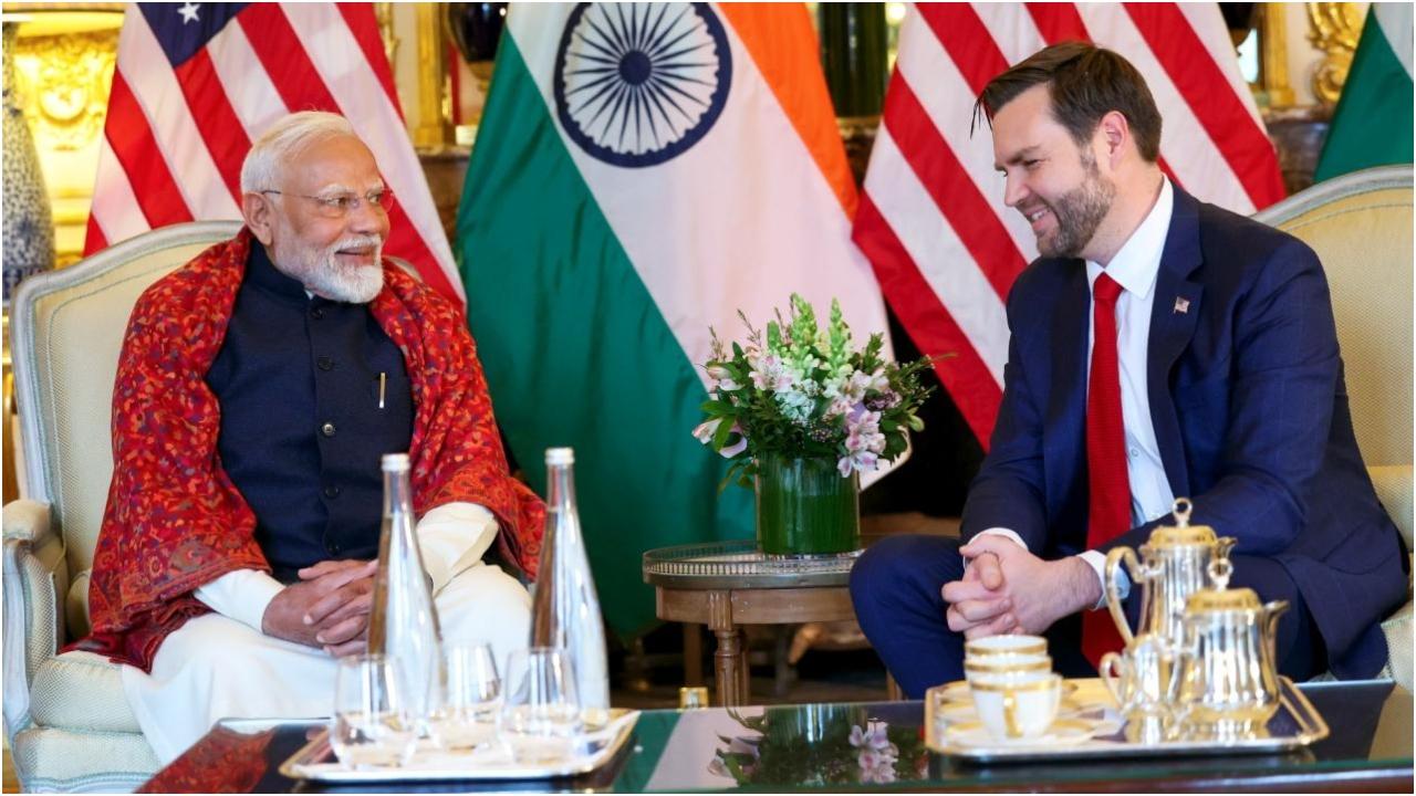 पीएम मोदी ने एक्स पर मुलाकात की तस्वीरें पोस्ट कीं, जिसमें वे वेंस परिवार के साथ दिख रहे हैं, जिसमें उनके बेटे इवान और विवेक भी शामिल हैं.