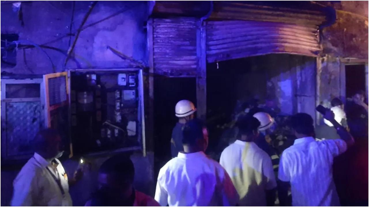 अधिकारियों ने बताया कि बुधवार शाम करीब 6:10 बजे आग लगी.