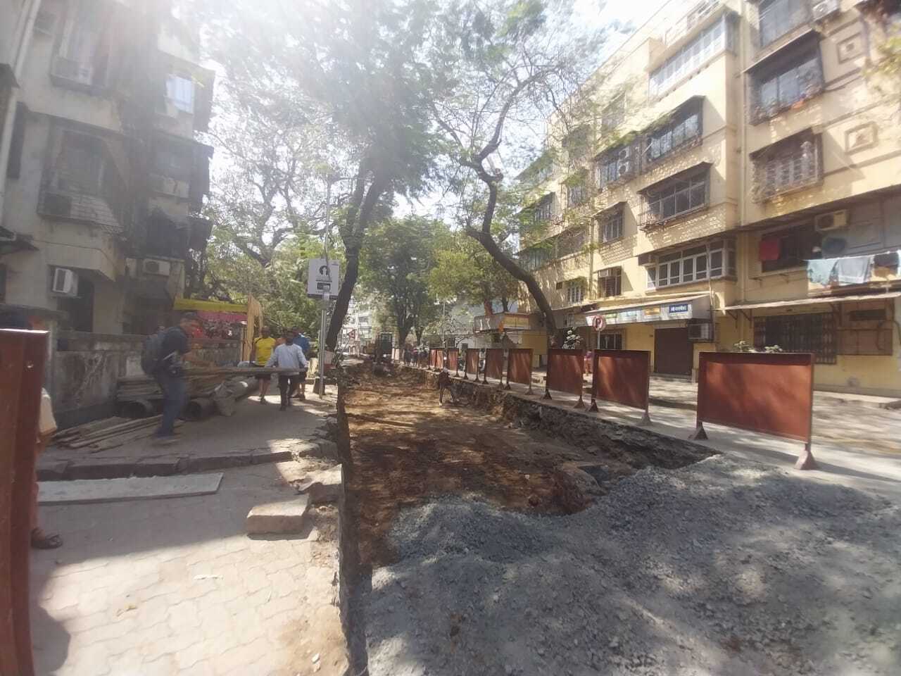 मुंबई में बिना उचित प्लानिंग और सुरक्षा उपायों के चल रहे निर्माण कार्य कई लोगों के लिए खतरा बनते जा रहे हैं. 