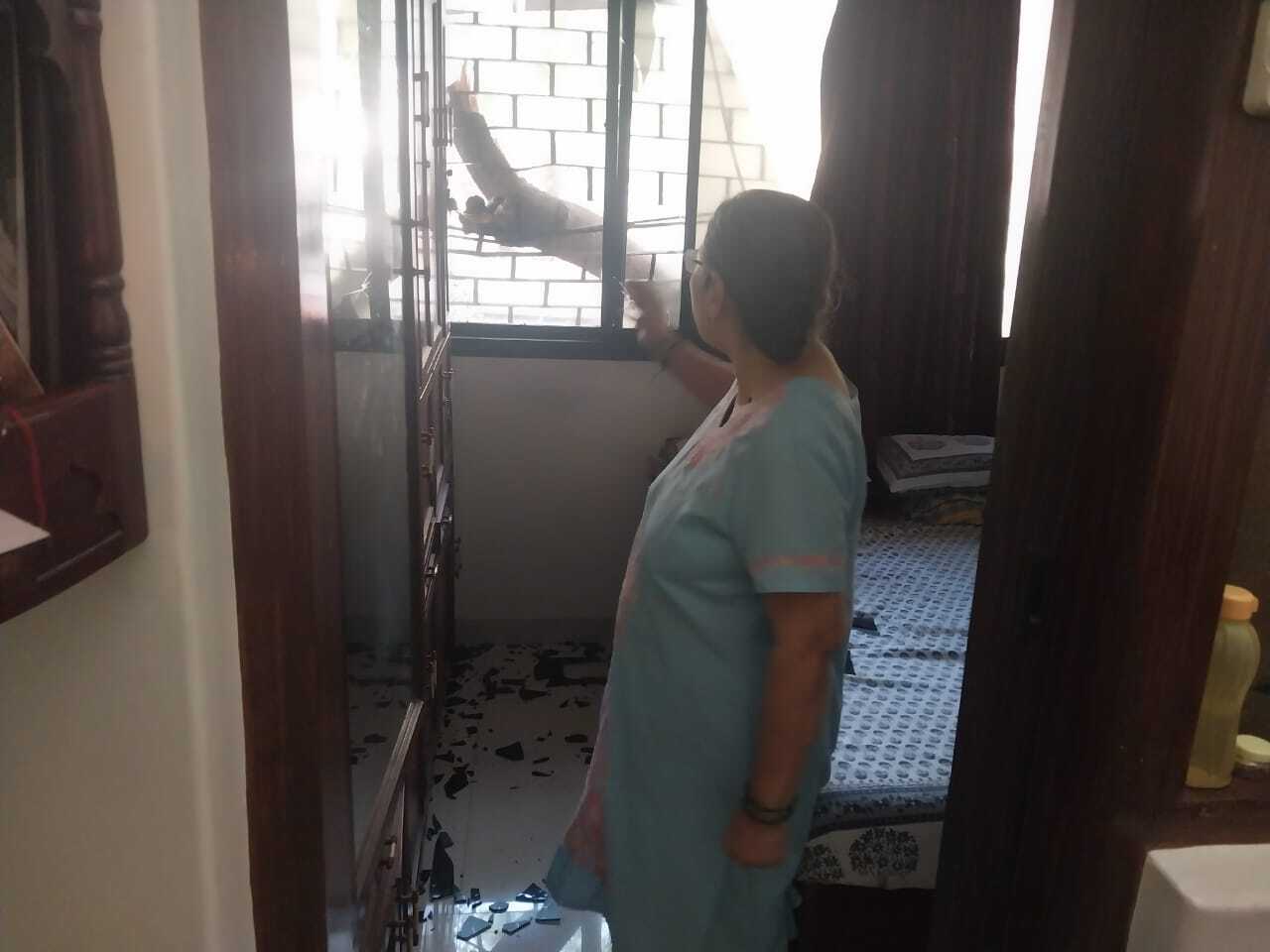 यह हादसा उसी लापरवाही का सबूत है. स्थानीय लोग सवाल कर रहे हैं कि अगर इस पेड़ के गिरने से कोई बड़ा हादसा हो जाता तो उसकी जिम्मेदारी कौन लेता?