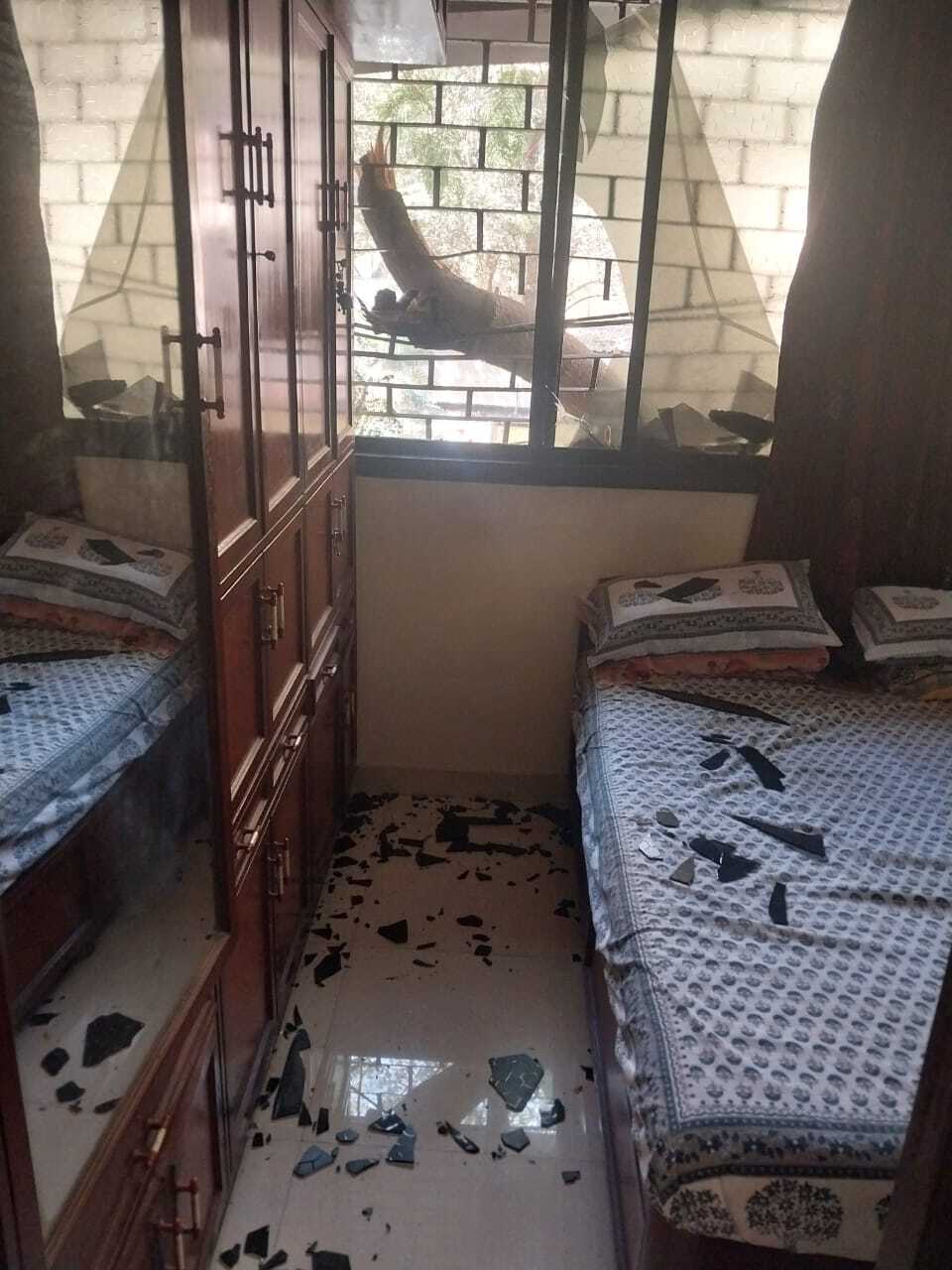 स्थानीय नागरिकों का कहना है कि यदि जल्द से जल्द उचित उपाय नहीं किए गए, तो भविष्य में और भी खतरनाक घटनाएं हो सकती हैं.