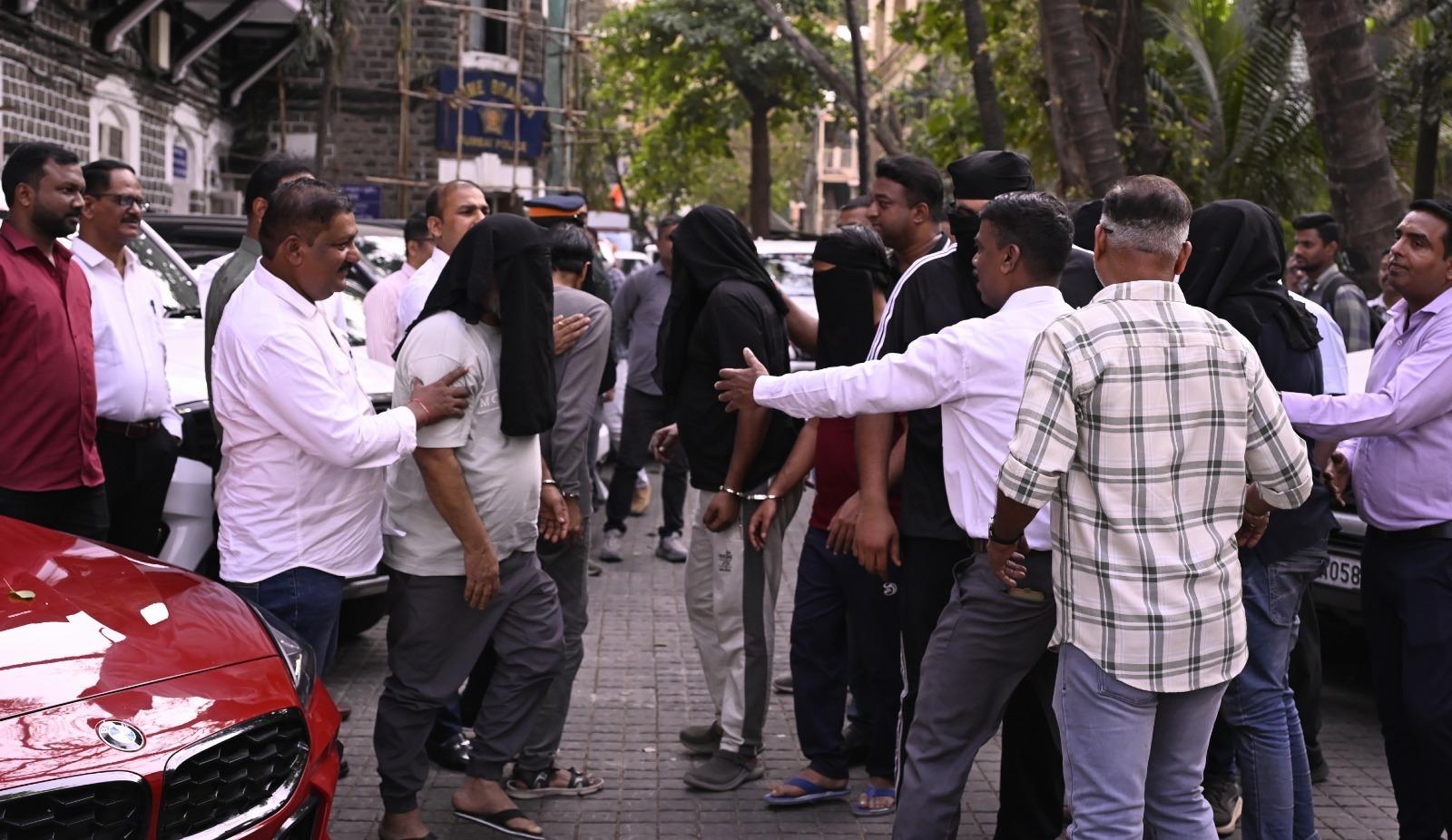 जब्त की गई गाड़ियों में बीएमडब्ल्यू, टोयोटा फॉर्च्यूनर और महिंद्रा स्कॉर्पियो जैसी हाई-एंड कारें शामिल हैं. 