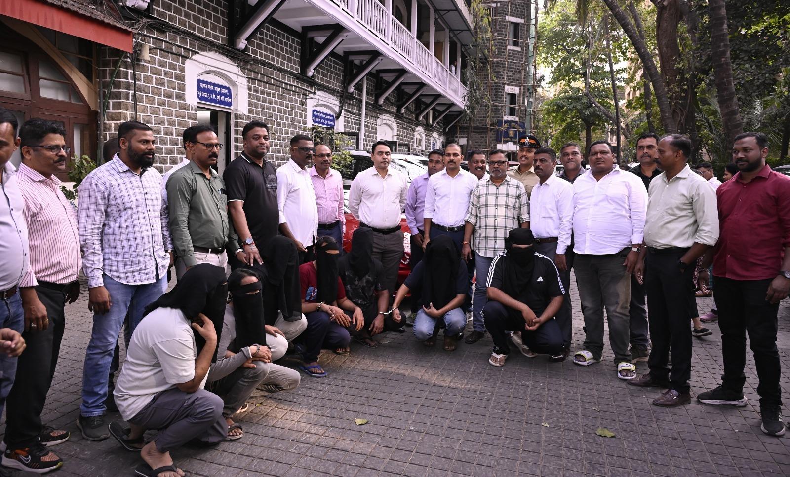 गिरोह के कुछ सदस्य कार लोन हासिल करने में माहिर थे, जबकि अन्य सदस्य इन वाहनों को बेचने और कागजी कार्रवाई को अंजाम देने का काम करते थे.
