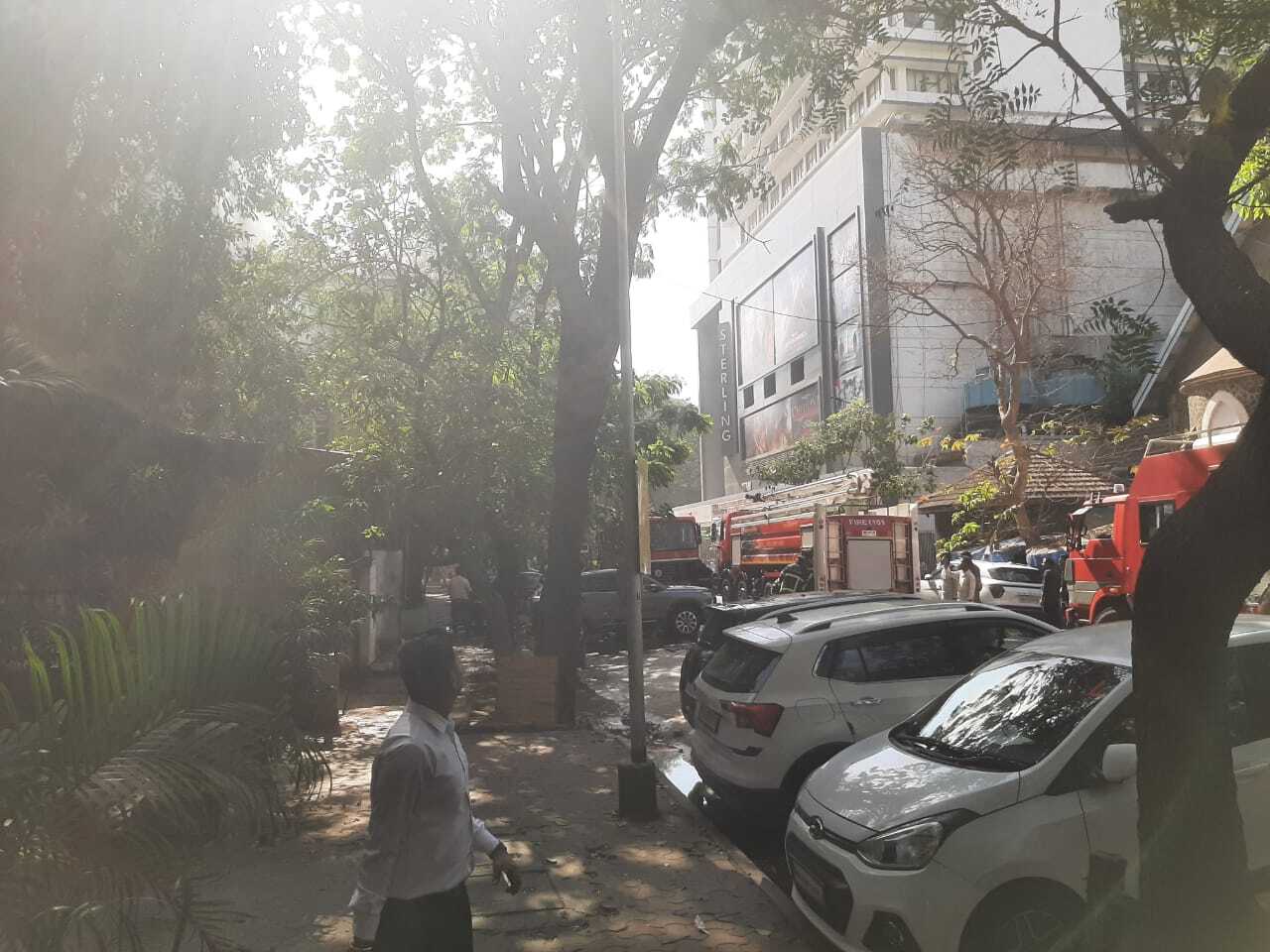 अभी तक दमकल कर्मियों की कड़ी मशक्कत जारी है और जल्द ही आग को पूरी तरह काबू में लाने की उम्मीद है. प्रशासन ने नागरिकों से घबराने की बजाय सतर्क रहने की अपील की है.