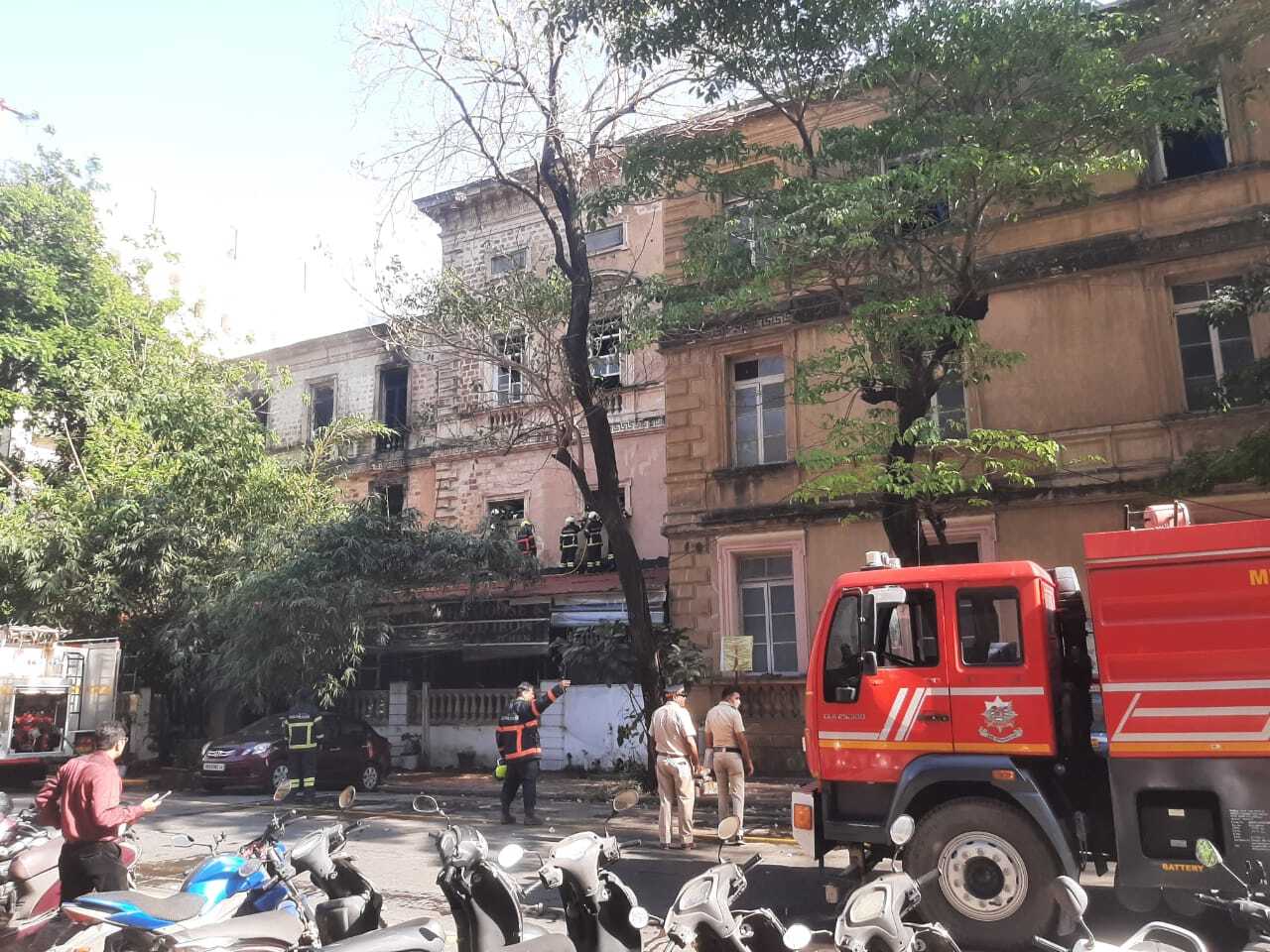 आग लगने के पीछे के कारणों का अब तक पता नहीं चल सका है, लेकिन प्राथमिक जाँच में शॉर्ट सर्किट की आशंका जताई जा रही है. 