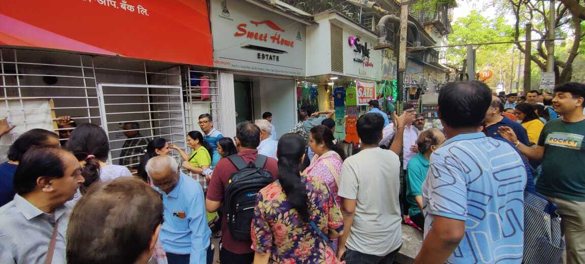 बैंक की विभिन्न शाखाओं के बाहर लंबी कतारें लगी हैं, जहां जमाकर्ता अपनी पूंजी को लेकर चिंता और असमंजस में नजर आ रहे हैं. कुछ ग्राहकों ने आरबीआई के फैसले का स्वागत किया, जबकि कई लोगों ने अपनी नाराजगी जाहिर की.