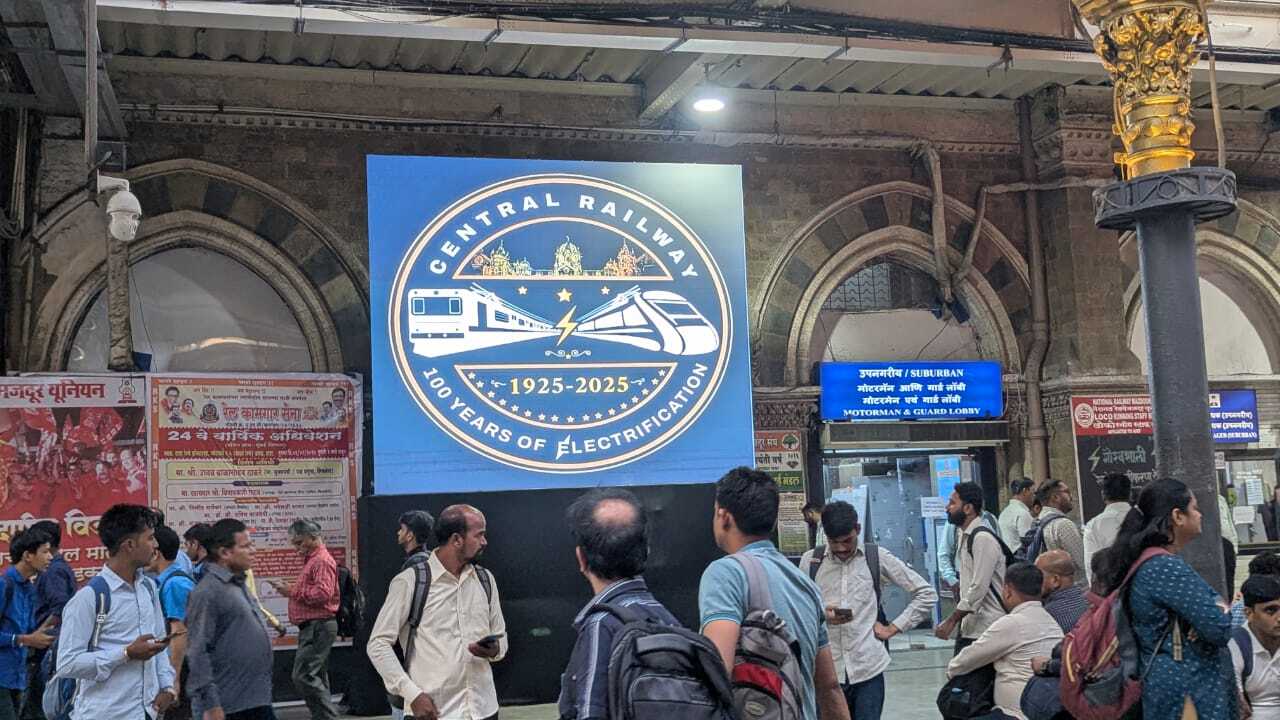 सीएसएमटी स्टेशन पर लगाई गई इस प्रदर्शनी को देखने के लिए शतरंज प्रेमी के अलावा यात्री भी दिखाई दिए.