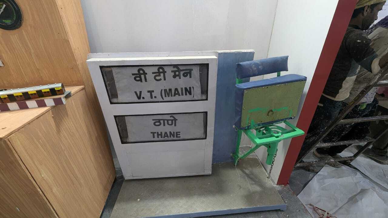 1925 में बॉम्बे-कुर्ला सेक्शन में इलेक्ट्रिक ट्रेन की शुरुआत के बाद, पश्चिम रेलवे पर 1928 में इलेक्ट्रिक ट्रेनों का परिचालन शुरू हुआ. 