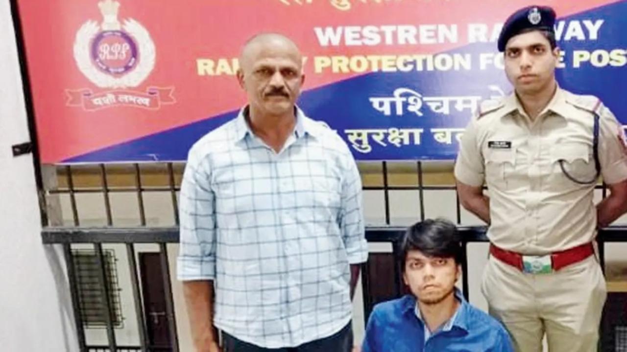 कथित हमलावर, आदित्य प्रवीण पवार (घुटने टेककर), पुलिस हिरासत में