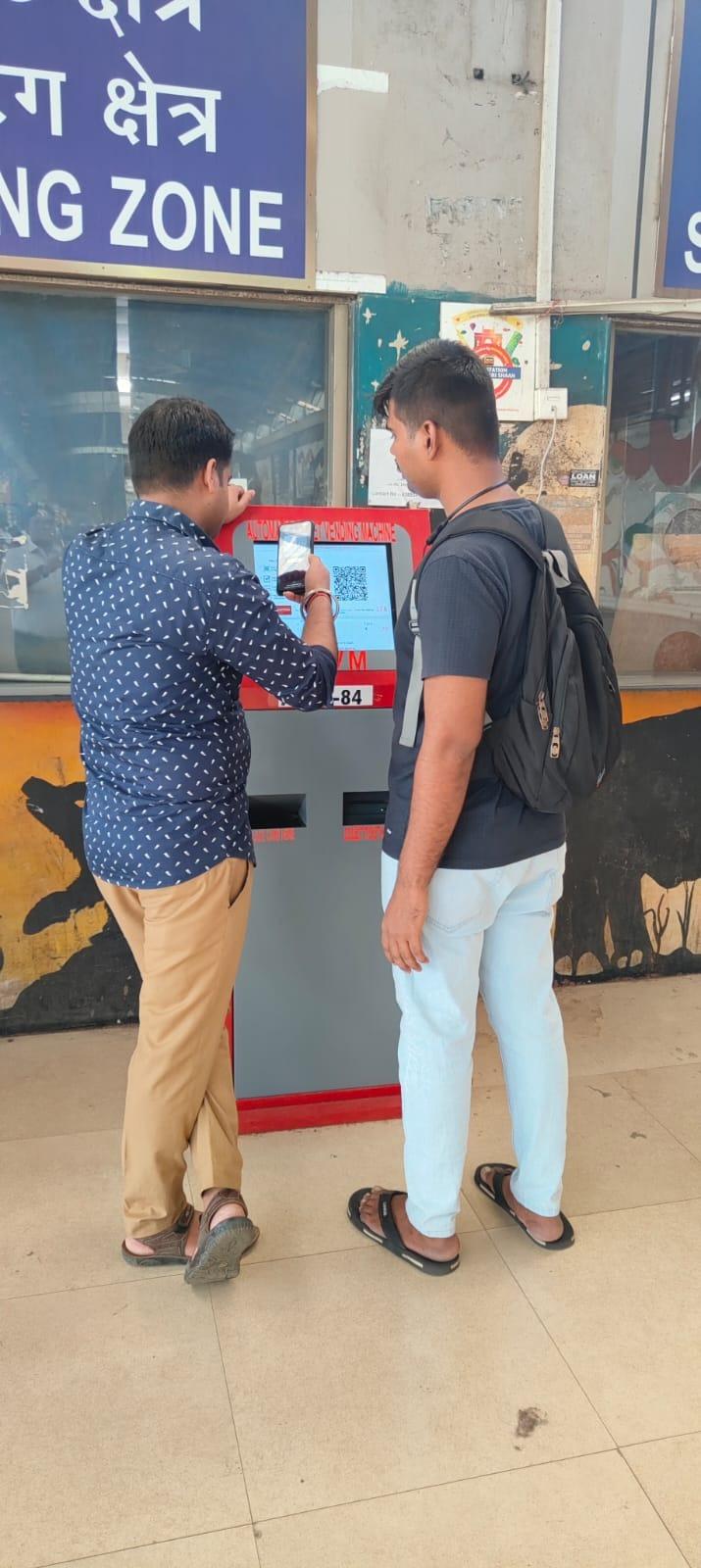 मुंबई डिवीजन आगामी वित्तीय वर्ष (2025-26) में 126 और नई एटीवीएम खरीदने की योजना बना रहा है. इस पहल से यात्रियों को लंबी कतारों से मुक्ति मिलेगी और टिकटिंग प्रणाली अधिक कुशल बनेगी. 