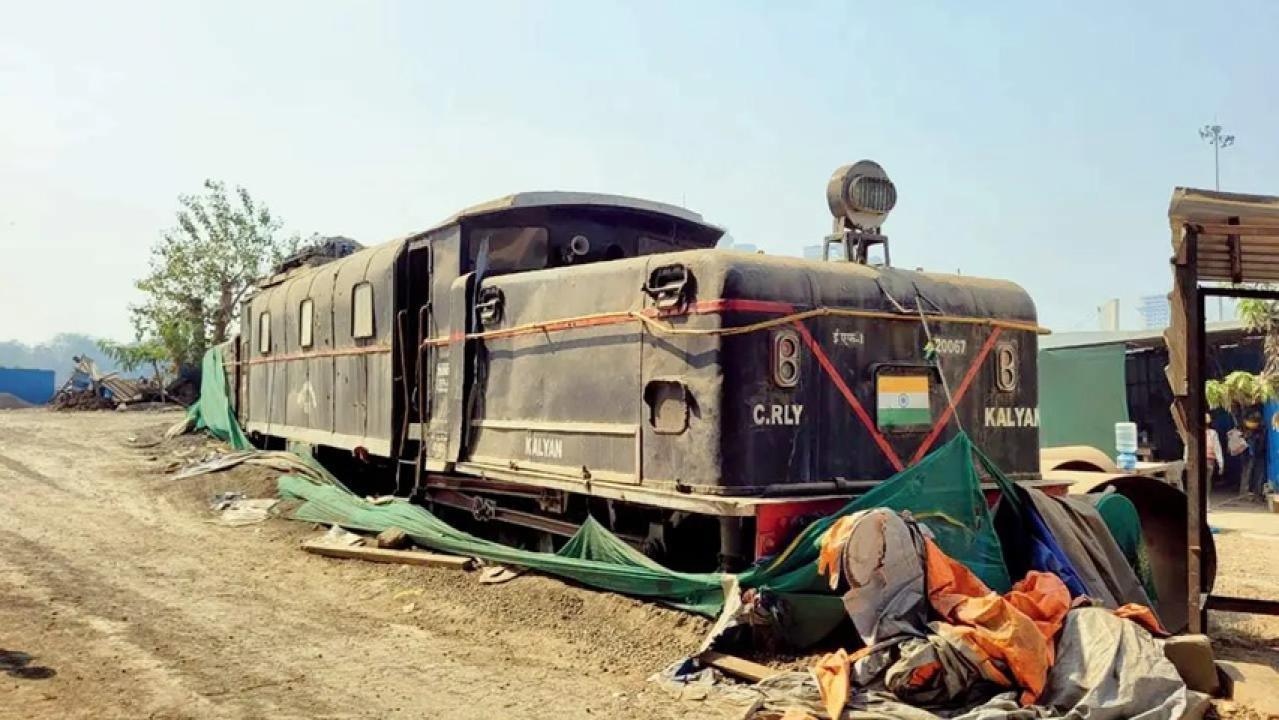 लोकोमोटिव मुंबई सीएसएमटी में उपेक्षित अवस्था में पड़ा हुआ था.