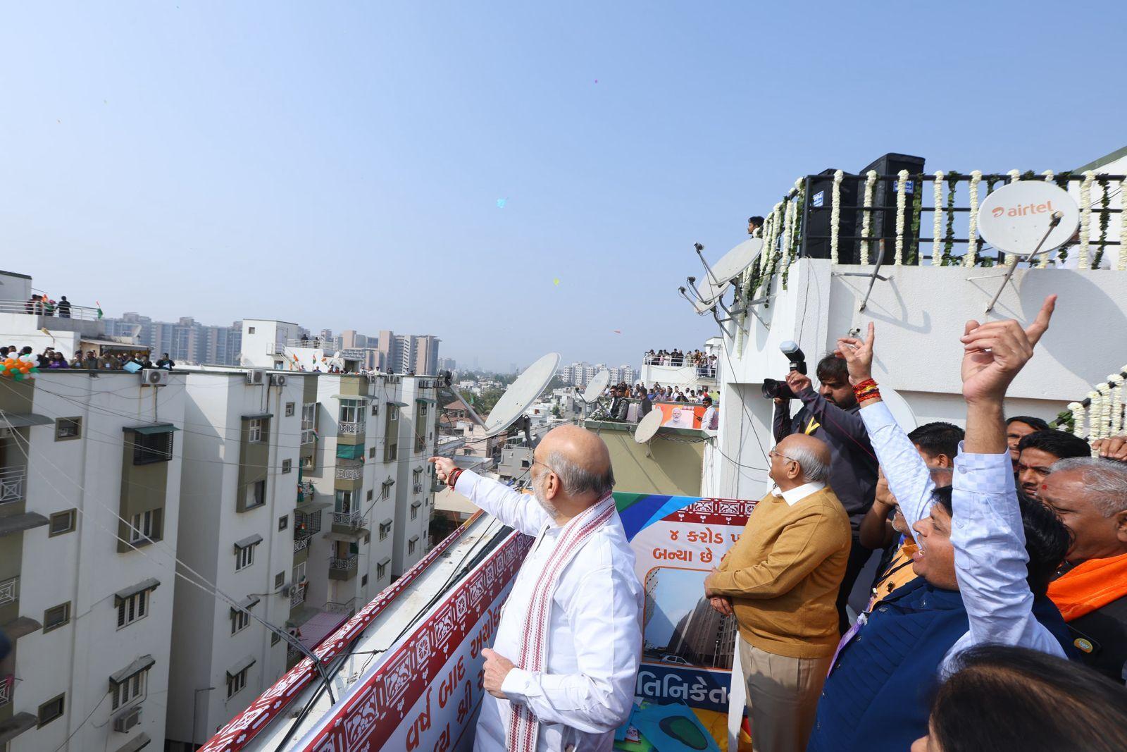 उन्होंने यह संदेश दिया कि भारतीय त्योहार हमारे सांस्कृतिक और सामाजिक जीवन का अहम हिस्सा हैं और हमें इन्हें पूरे जोश के साथ मनाना चाहिए.