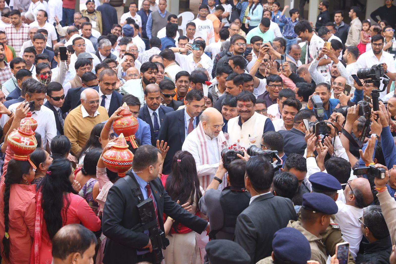 इस मौके पर अमित शाह ने मकर संक्रांति के महत्व पर भी बात की. उन्होंने कहा कि यह पर्व नई ऊर्जा, आशा और सामूहिकता का प्रतीक है.