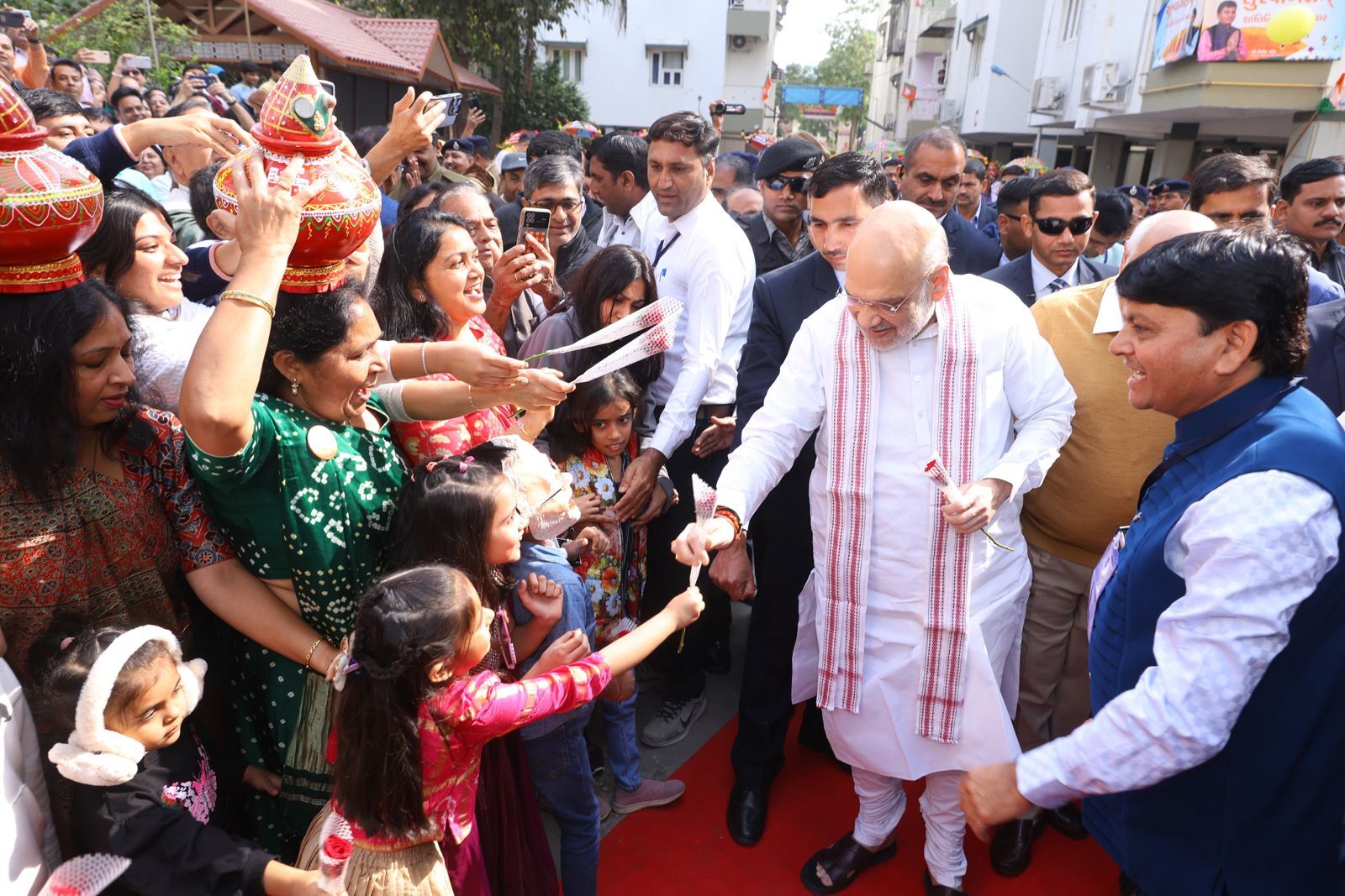 उन्होंने लोगों से अपील की कि इस त्योहार को हर किसी के साथ साझा करें और समाज में भाईचारे को बढ़ावा दें.