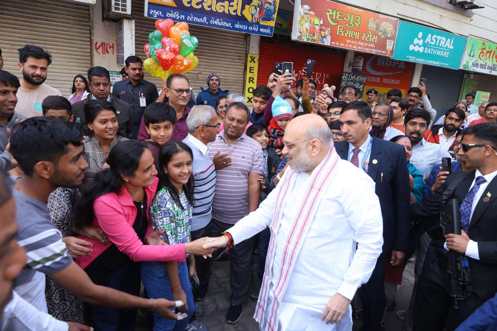 अमित शाह की उपस्थिति और उनकी पतंगबाजी ने इस मौके को और भी खास बना दिया. जिससे स्थानीय लोग बेहद खुश नजर आए. यह दिन परंपरा और समर्पण के प्रतीक के रूप में यादगार बना.
