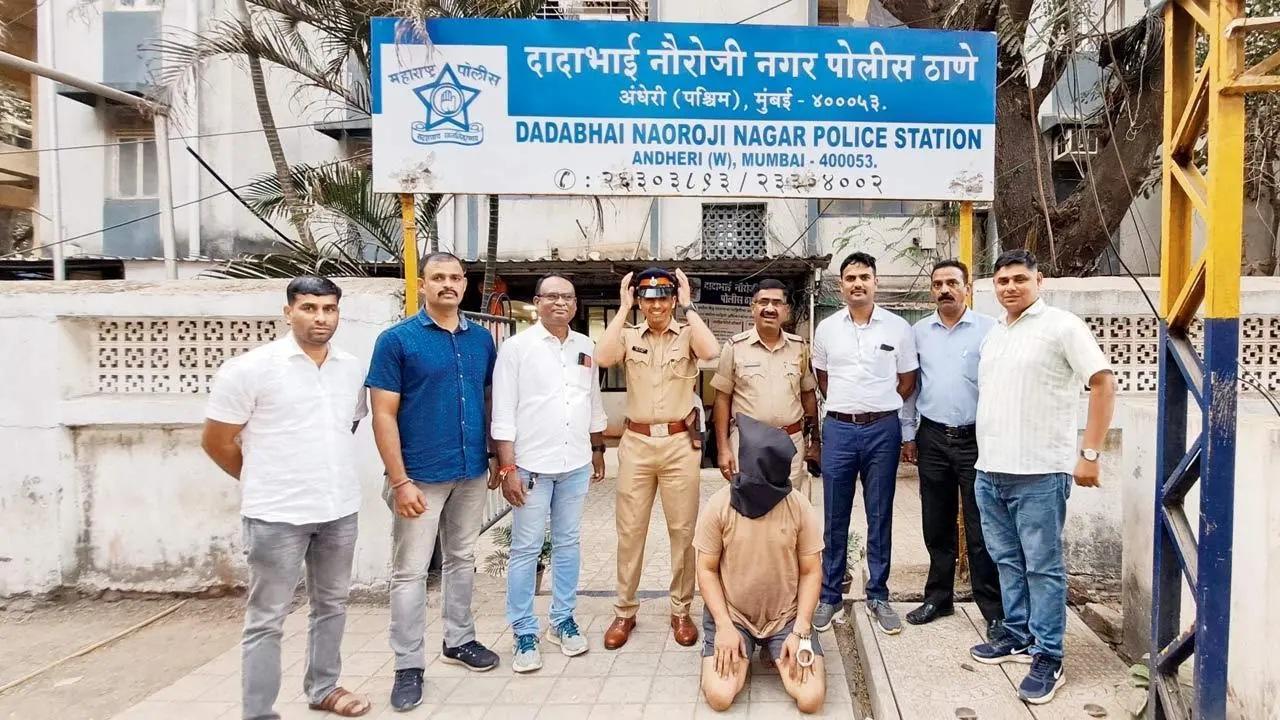 बादशाह राशिद खान (हुड पहने हुए) और उसे पकड़ने वाली पुलिस टीम