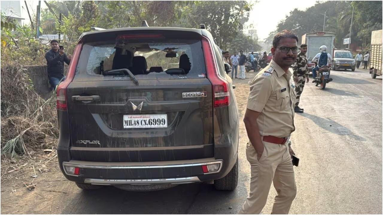 सोमवार को घटना में क्षतिग्रस्त हुई कार के पास खड़ा एक पुलिसकर्मी. तस्वीर/हनीफ पटेल