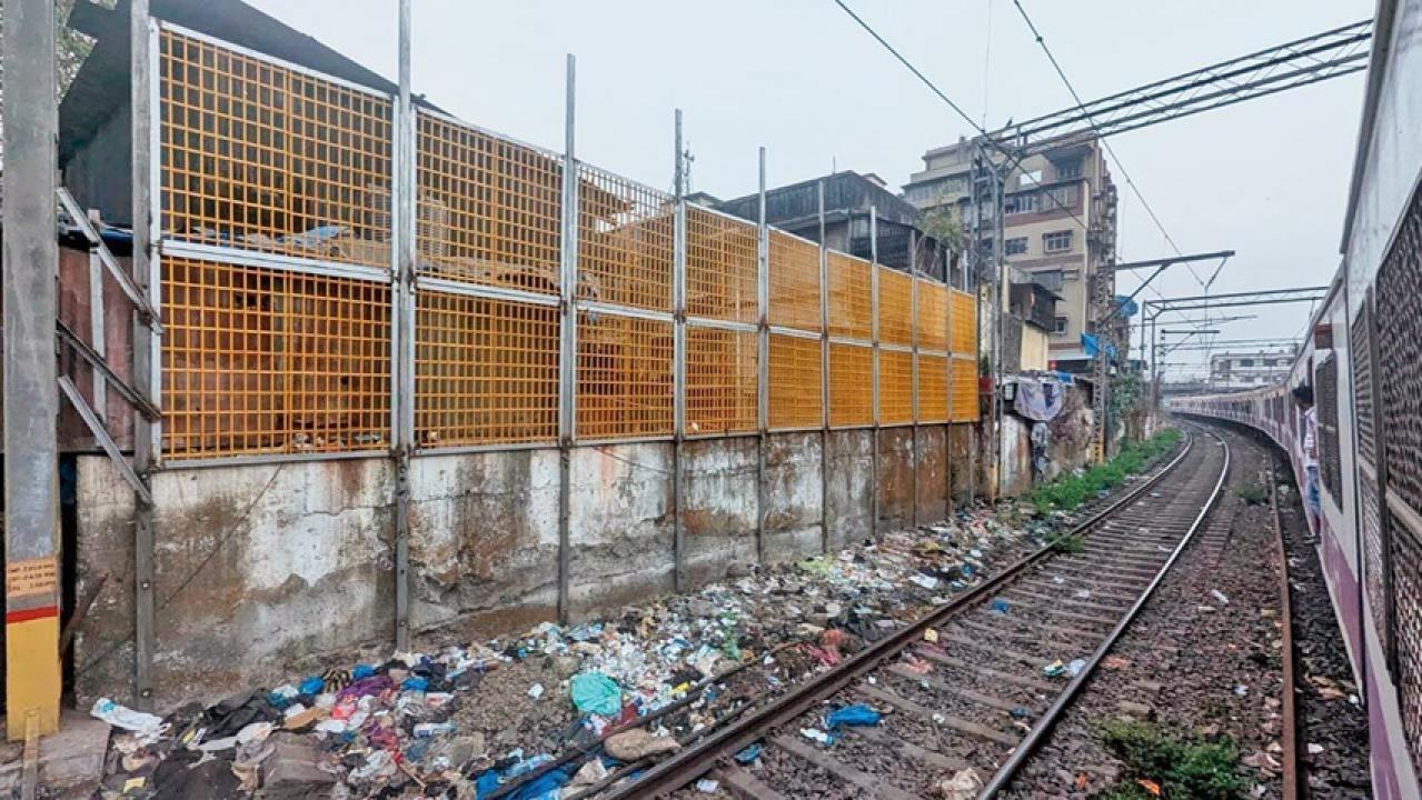 संभावित अतिक्रमियों को नुकसान पहुंचाने से रोकने के लिए मध्य रेलवे के मस्जिद बंदर रेलवे स्टेशन पर बाड़ लगाई गई.