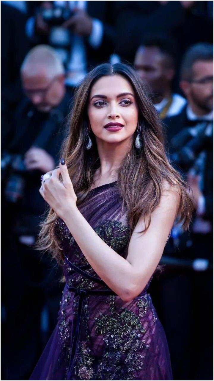 ये जवानी है दीवानी
ये जवानी है दीवानी, जिसमें दीपिका पादुकोण और रणबीर कपूर थे, में दीपिका ने नैना के किरदार में अपनी शानदार परफॉर्मेंस दी. नैना के किरदार में दीपिका ने एक शर्मीली लड़की के रूप में खुद को पहचानने और बदलने के सफर को बहुत आसानी और दिल को छूने वाले तरीके से दिखाया, जो दर्शकों से जुड़ में कामयाब रहा.