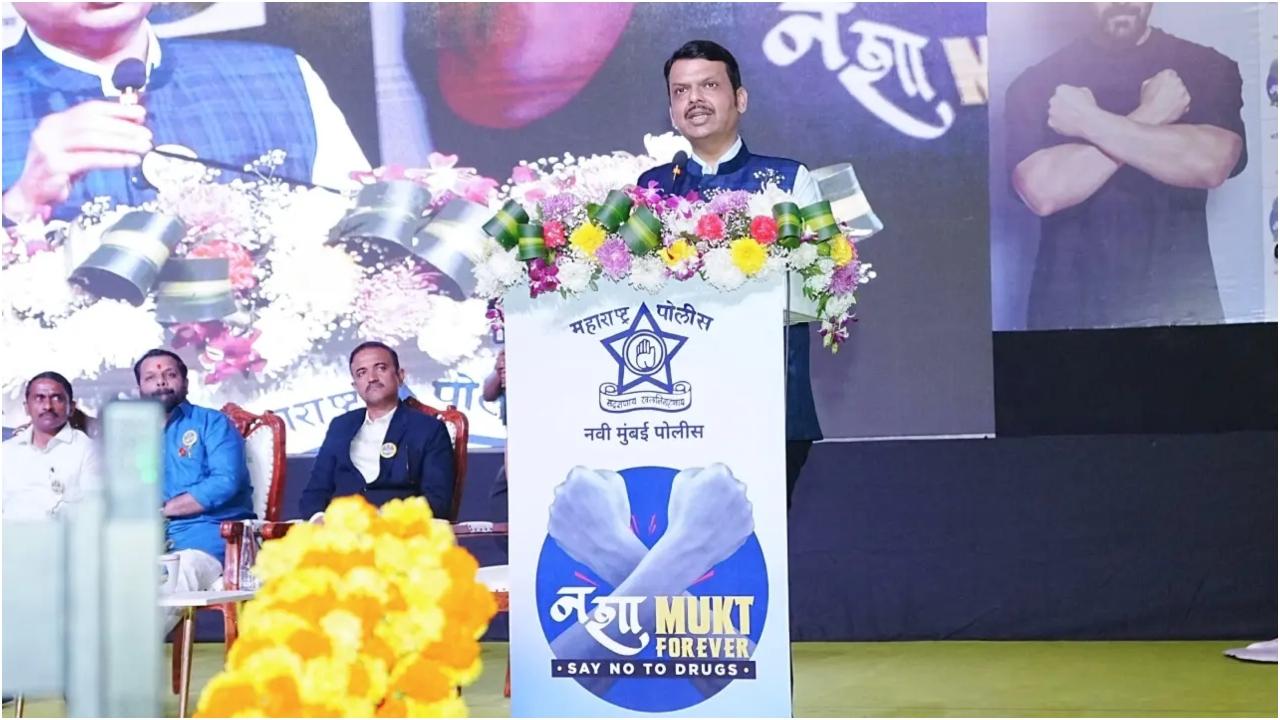 मुख्यमंत्री फडणवीस ने उनकी प्रशंसा करते हुए कहा, 