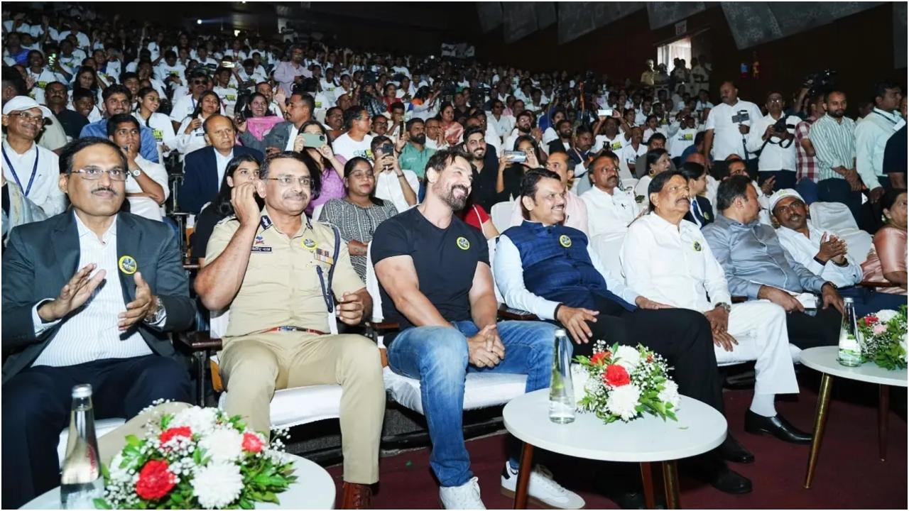 जनसमूह को संबोधित करते हुए सीएम ने कहा, यह नवी मुंबई पुलिस द्वारा चलाया गया सबसे महत्वपूर्ण अभियान है. यह महाराष्ट्र और भारत के लिए एक लड़ाई है.