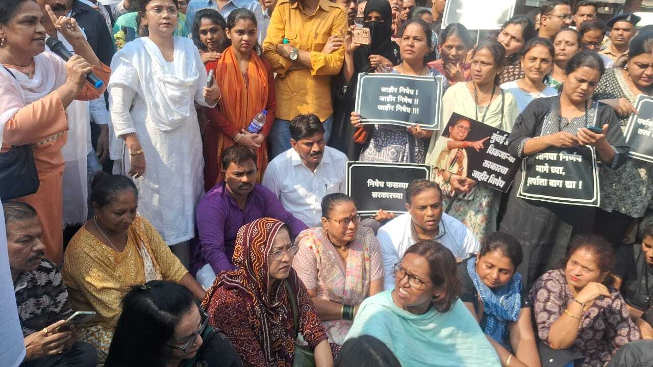 कांग्रेस नेता वर्षा गायकवाड ने भी इस विरोध प्रदर्शन में भाग लिया और इसे लेकर सोशल मीडिया पर सरकार और अडानी ग्रुप पर तीखा हमला बोला. गायकवाड ने अपने बयान में लिखा, 