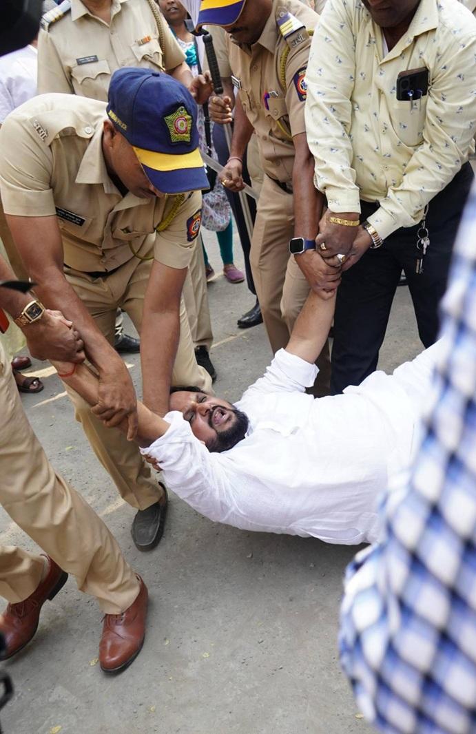 प्रदर्शनकारियों ने शांतिपूर्ण ढंग से अपना विरोध जताने की कोशिश की, लेकिन पुलिस ने उन्हें आगे बढ़ने से रोक दिया.