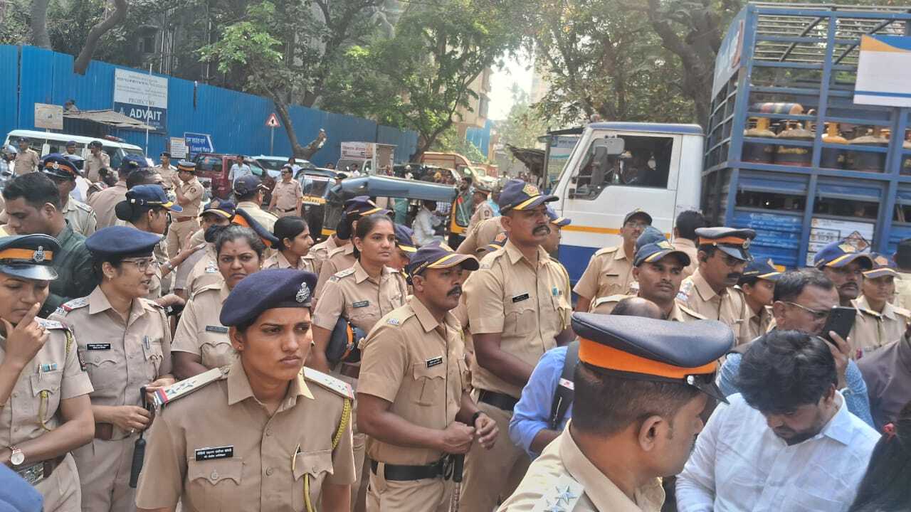 प्रदर्शन के दौरान बड़ी संख्या में पुलिस बल तैनात किया गया था, जिससे स्थानीय निवासियों और आंदोलनकारियों में असंतोष और बढ़ गया. 