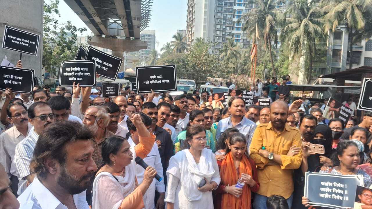 मदर डेयरी की भूमि पर प्रस्तावित पुनर्विकास योजना को लेकर यह विरोध प्रदर्शन धारावी पुनर्विकास योजना में सरकार और स्थानीय निवासियों के बीच बढ़ते टकराव को उजागर करता है. 