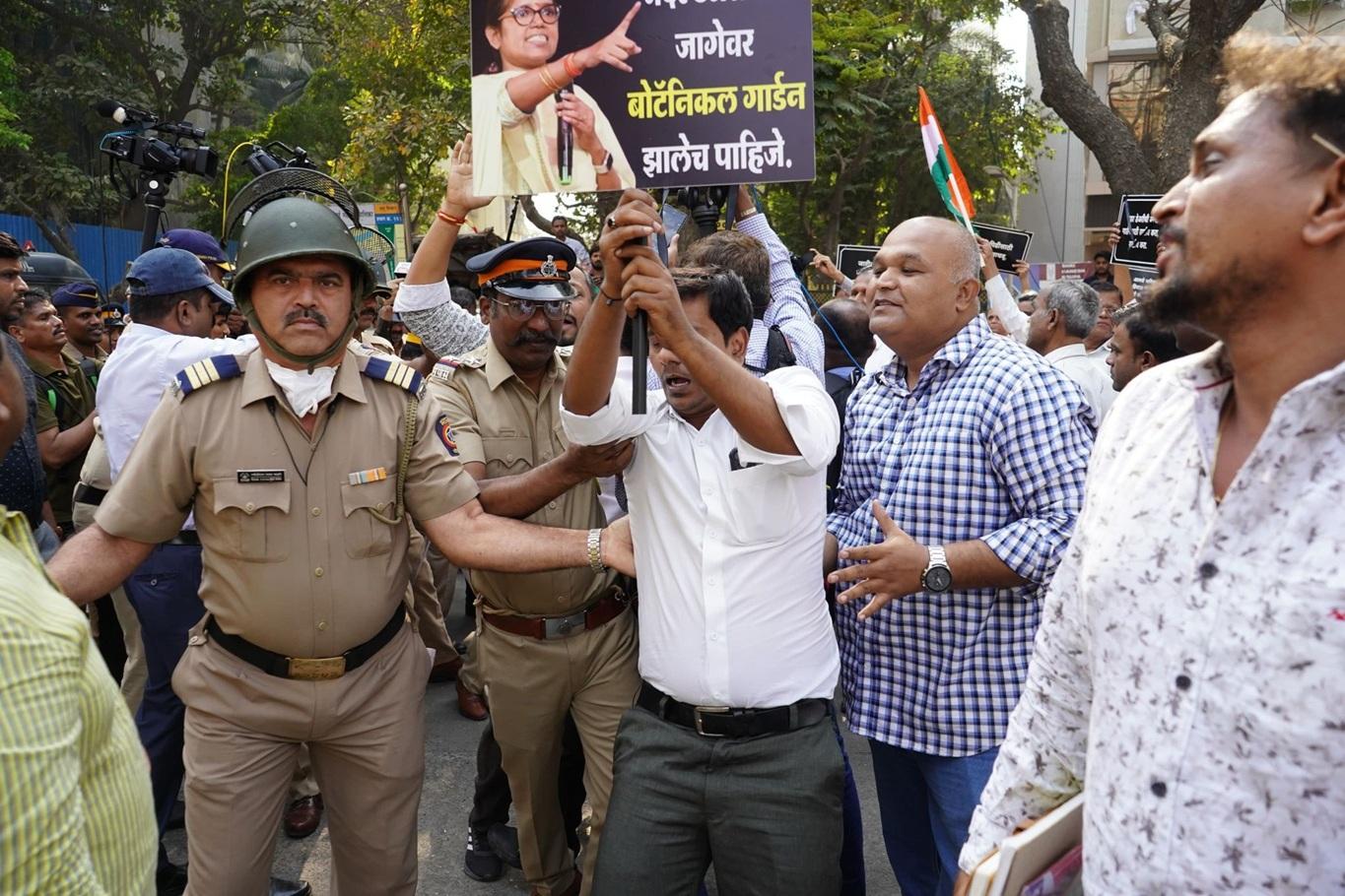 प्रदर्शनकारियों ने सरकार और अडानी ग्रुप पर निशाना साधते हुए कहा कि बड़े उद्योगपतियों के लाभ के लिए आम जनता की जमीन छीनी जा रही है.