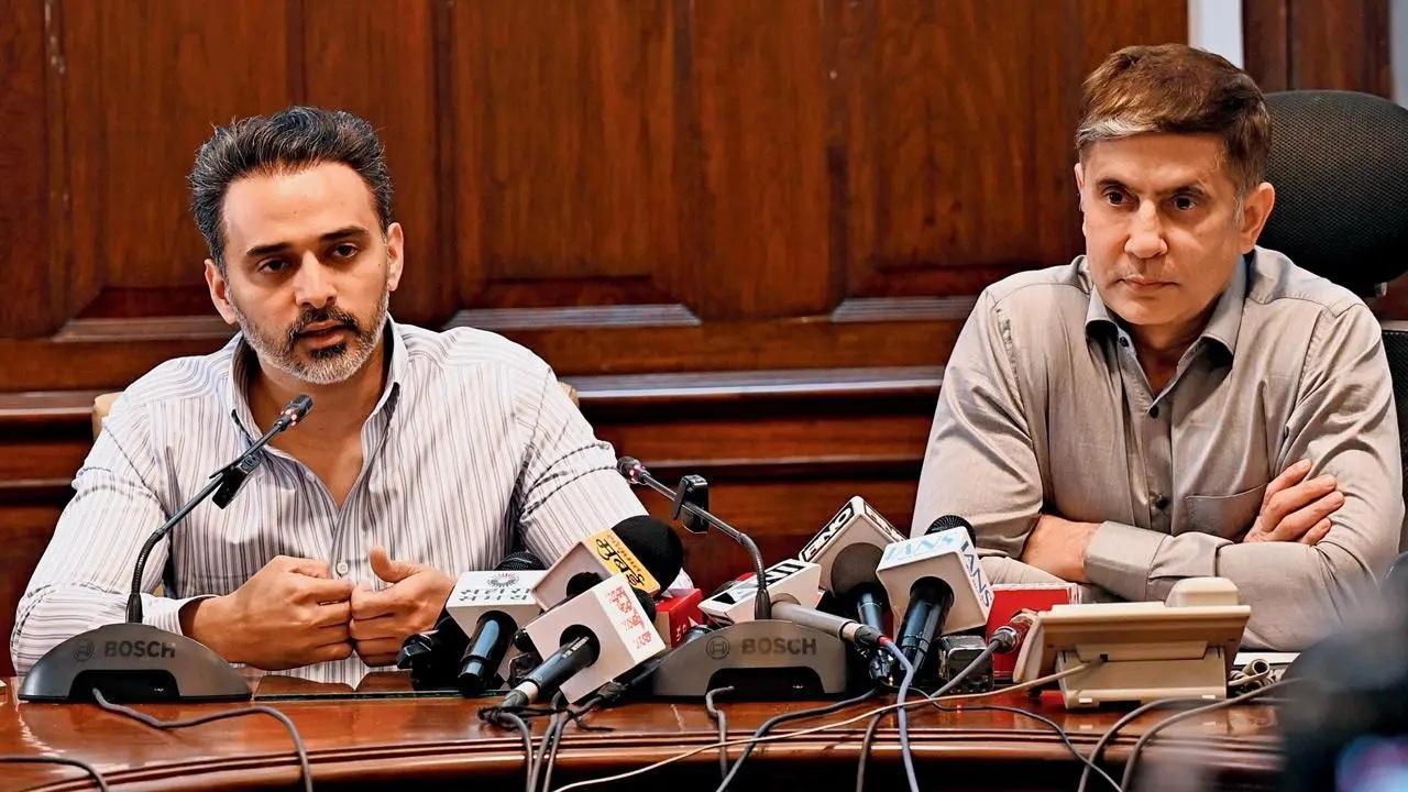एमपीसीबी के अध्यक्ष सिद्धेश कदम (बाएं) और नगर निगम प्रमुख भूषण गगरानी शुक्रवार को बीएमसी मुख्यालय में मीडिया को संबोधित करते हुए. Pic/Kirti Surve Parade