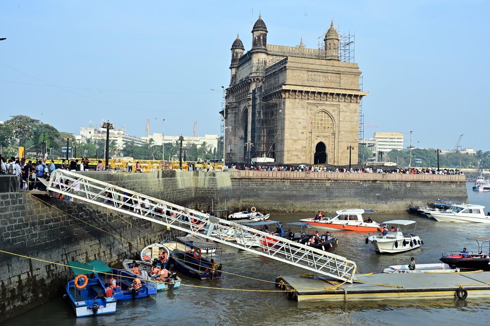 इस बोट में 100 से ज्यादा यात्री सवार थे और यह गेटवे ऑफ इंडिया से एलीफेंटा द्वीप की ओर जा रही थी. 