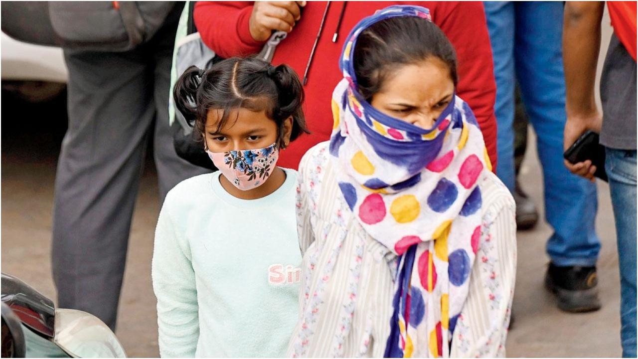 मुंबई में लोगों ने एहतियात के तौर पर मास्क पहनना फिर से शुरू कर दिया है. (फोटो- आशीष राजे)
