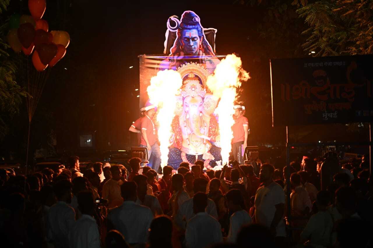 इस साल गणेशोत्सव में आयोजकों और भक्तों ने पर्यावरण अनुकूल मूर्तियों को प्राथमिकता देने का संकल्प लिया है. मिट्टी, शाडू और अन्य प्राकृतिक सामग्रियों से बनी मूर्तियों का उपयोग बढ़ रहा है, जिससे जल स्रोतों को दूषित होने से बचाया जा सके. गणेश भक्तों के अनुसार, इच्छापूर्ति गणेश का यह पर्व सिर्फ आस्था का नहीं, बल्कि पर्यावरण संरक्षण और सामाजिक जिम्मेदारी का भी प्रतीक बन चुका है. 
