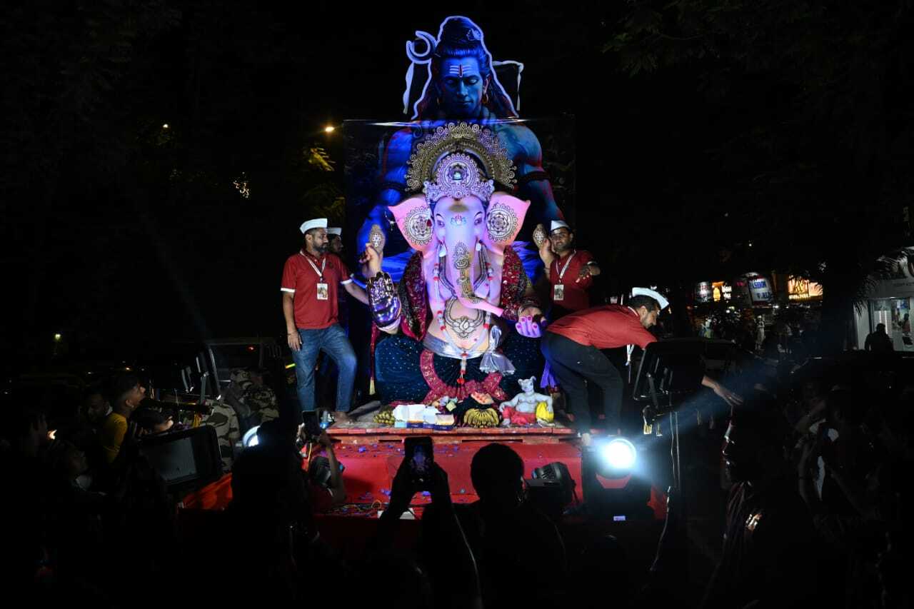 भक्तों का विश्वास है कि ‘कांदिवलीचा इच्छापूर्ति गणेश’ उनकी मनोकामनाएं पूरी करेंगे और सभी पर कृपा बनाए रखेंगे. इस अवसर पर श्रद्धालु गणपति बप्पा मोरया, मंगल मूर्ति मोरया! के जयकारों के साथ गणेश जी का आशीर्वाद प्राप्त कर रहे हैं.
