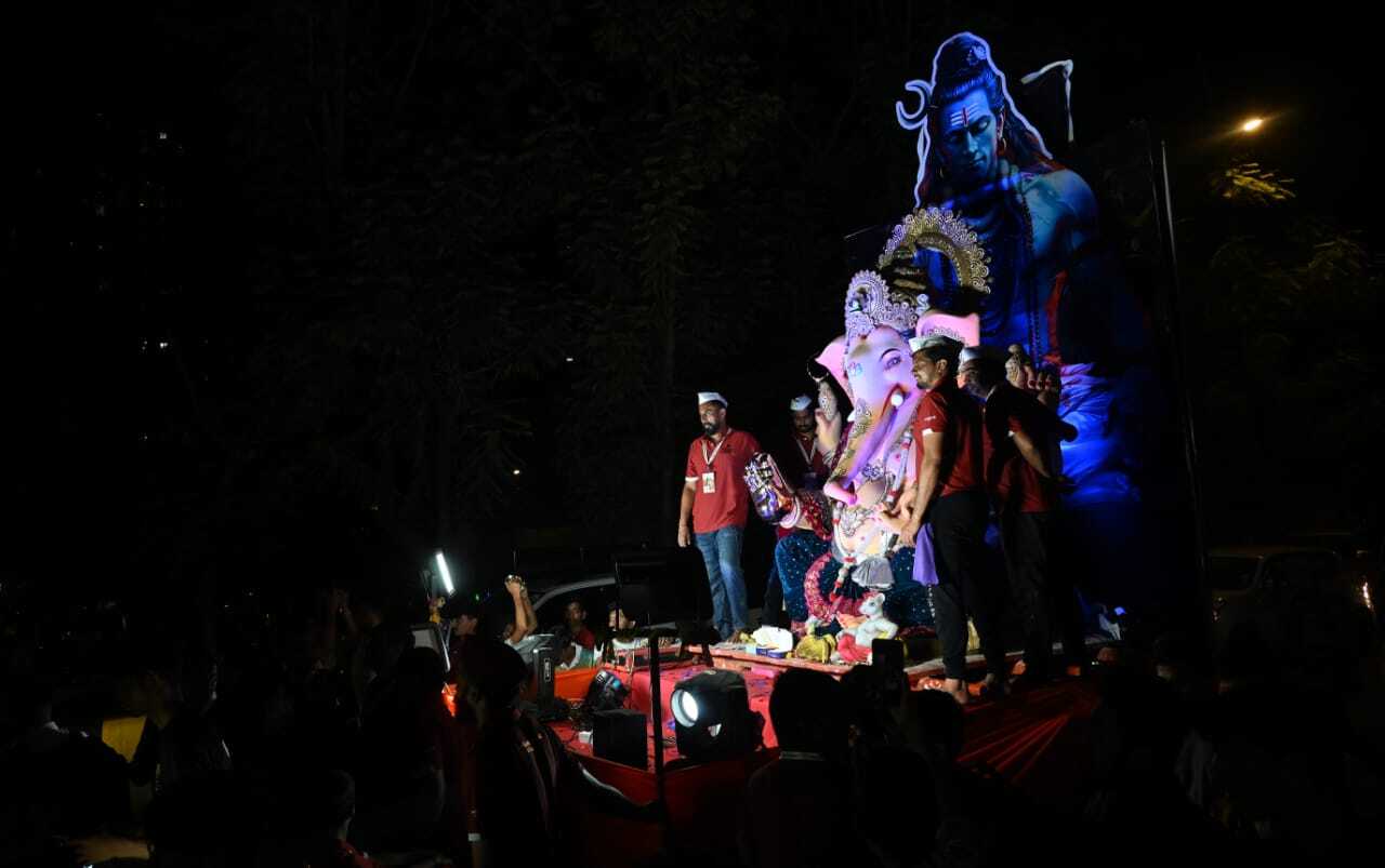 गणेश जयंती उत्सव के लिए पूरे इलाके में खास तैयारियां की गई हैं. पंडालों की सजावट, भजन संध्याएं, और सामाजिक कार्यक्रमों का आयोजन किया जा रहा है. कांदिवली और आसपास के क्षेत्र में गणेश भक्तों की श्रद्धा और उल्लास देखते ही बनता है.