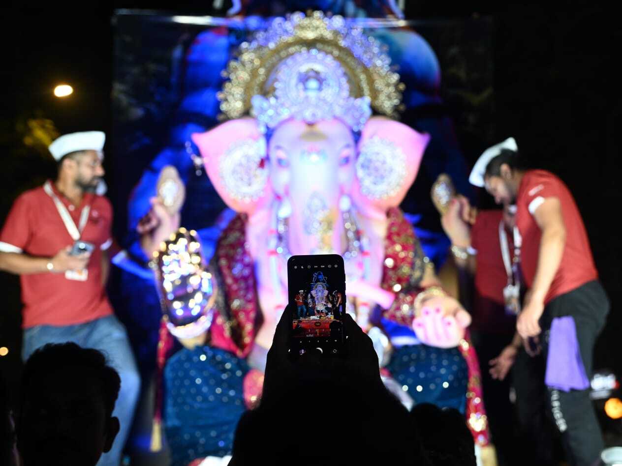 आयोजकों ने अपील की कि विसर्जन के दौरान श्रद्धालु कृत्रिम तालाबों या पर्यावरण के अनुकूल तरीकों का उपयोग करें, ताकि परंपरा और प्रकृति के बीच संतुलन बना रहे.