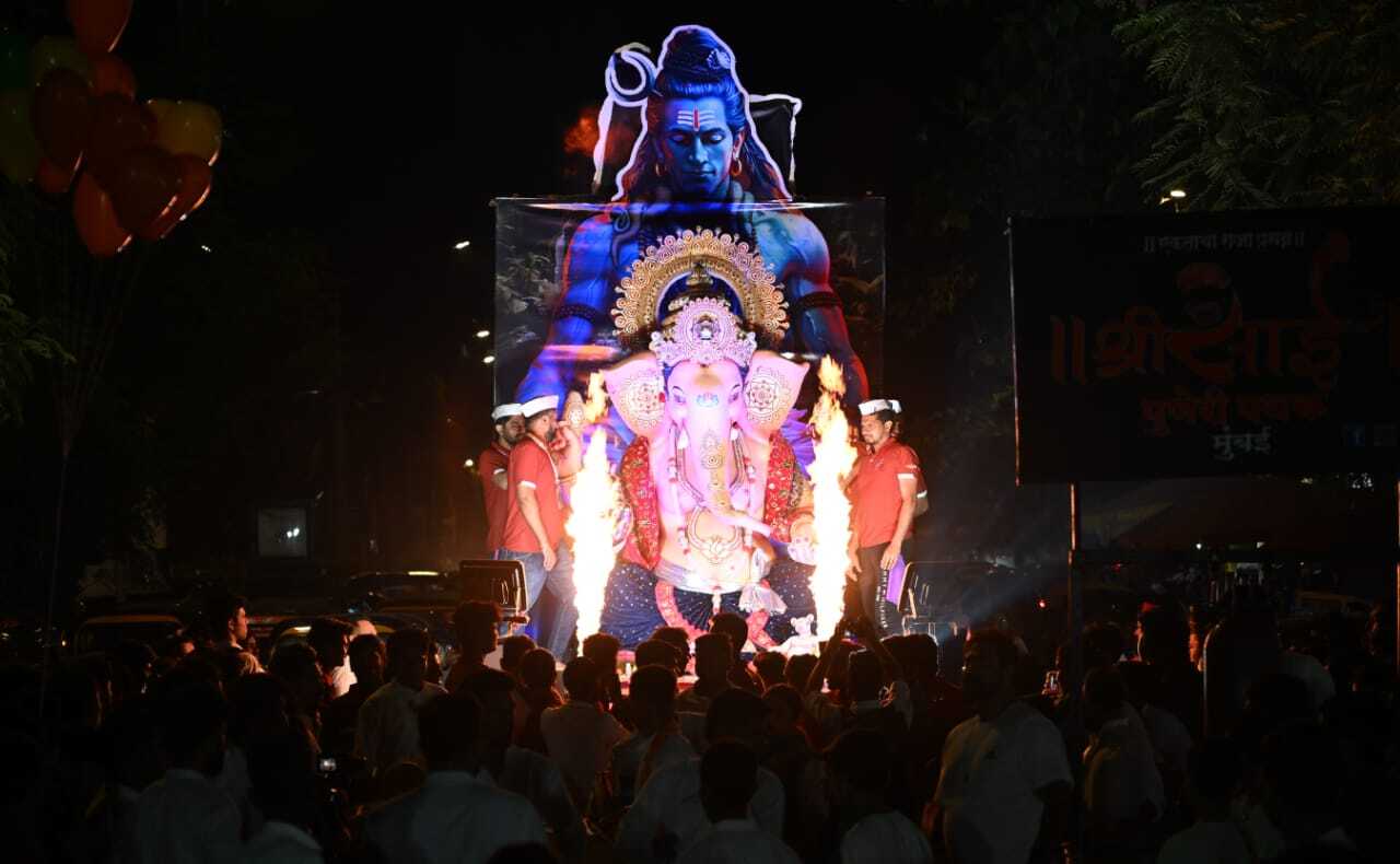 गणेश प्रतिमा के आगमन के साथ ही पर्यावरण सुरक्षा को लेकर भी जागरूकता देखी गई. मई 2020 में, केंद्रीय प्रदूषण नियंत्रण बोर्ड (CPCB) ने POP (प्लास्टर ऑफ पेरिस) मूर्तियों पर प्रतिबंध लगाने के दिशा-निर्देश जारी किए थे, क्योंकि ये जल निकायों में गंभीर प्रदूषण का कारण बनती हैं.