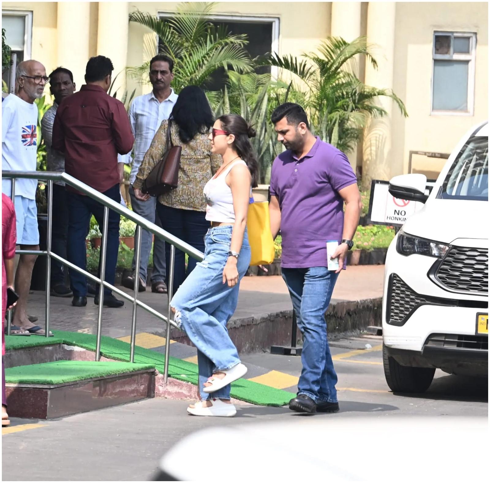 सैफ अली खान के डिस्चार्ज होने से पहले सारा अली खान लीलावती अस्पताल पहुंच गई थीं.