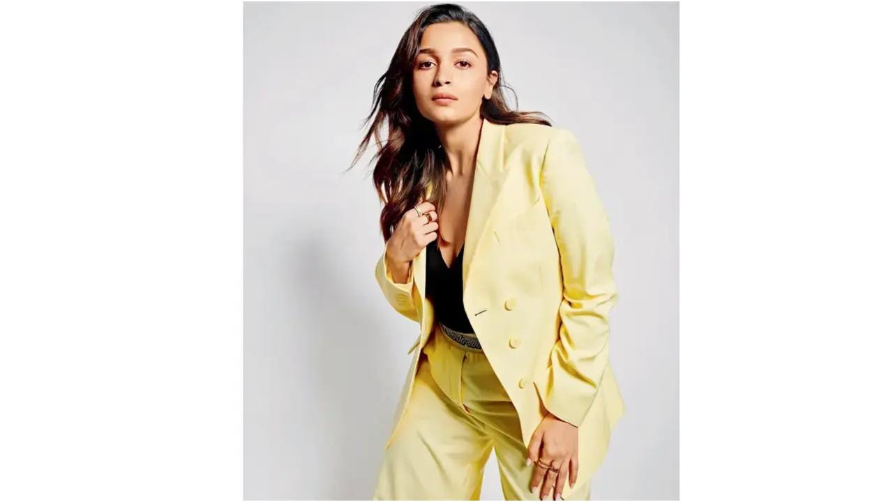 बेयरली बटर
स्टाइलिस्ट मिताली आंबेकर का कहना है कि यह म्यूटेड वार्म येलो सूक्ष्म और परिष्कृत है, जो इसे वसंत-गर्मियों के मौसम के लिए एक आदर्श विकल्प बनाता है. वह एक ठाठ लेकिन ताजा लुक के लिए ग्रे के साथ रंग जोड़ने का सुझाव देती हैं, या पेस्टल क्यूटनेस को बढ़ाने के लिए पाउडर पिंक के साथ. यह रंग काफी बहुमुखी है और एक आयाम दे सकता है आप इसे कैसे जोड़ते हैं, इस पर निर्भर करते हुए, कई तरह के लुक मिलते हैं. ऑलिव, रस्ट, ब्राउन और क्ले टोन जैसे रंग इसे हल्का कर देंगे, जबकि सीफोम ग्रीन या बेबी ब्लू जैसे पेस्टल दिन के समय के लिए आरामदायक लुक देंगे. (तस्वीर में: आलिया भट्ट बटरी येलो सूट में कमाल की दिख रही हैं)