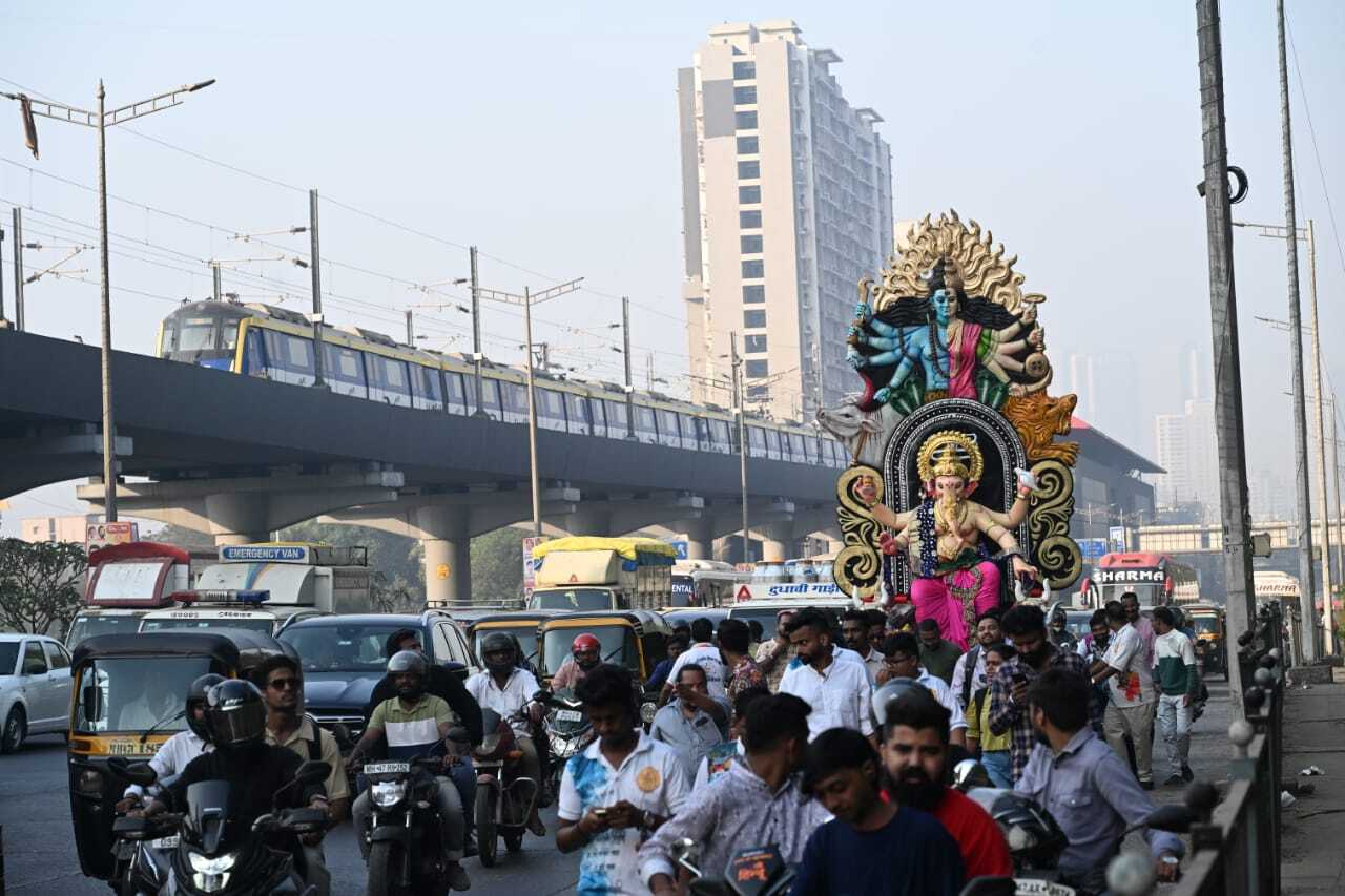 भक्तजन गणपति बप्पा से सुख-समृद्धि और विघ्नों के नाश की प्रार्थना करते हैं.