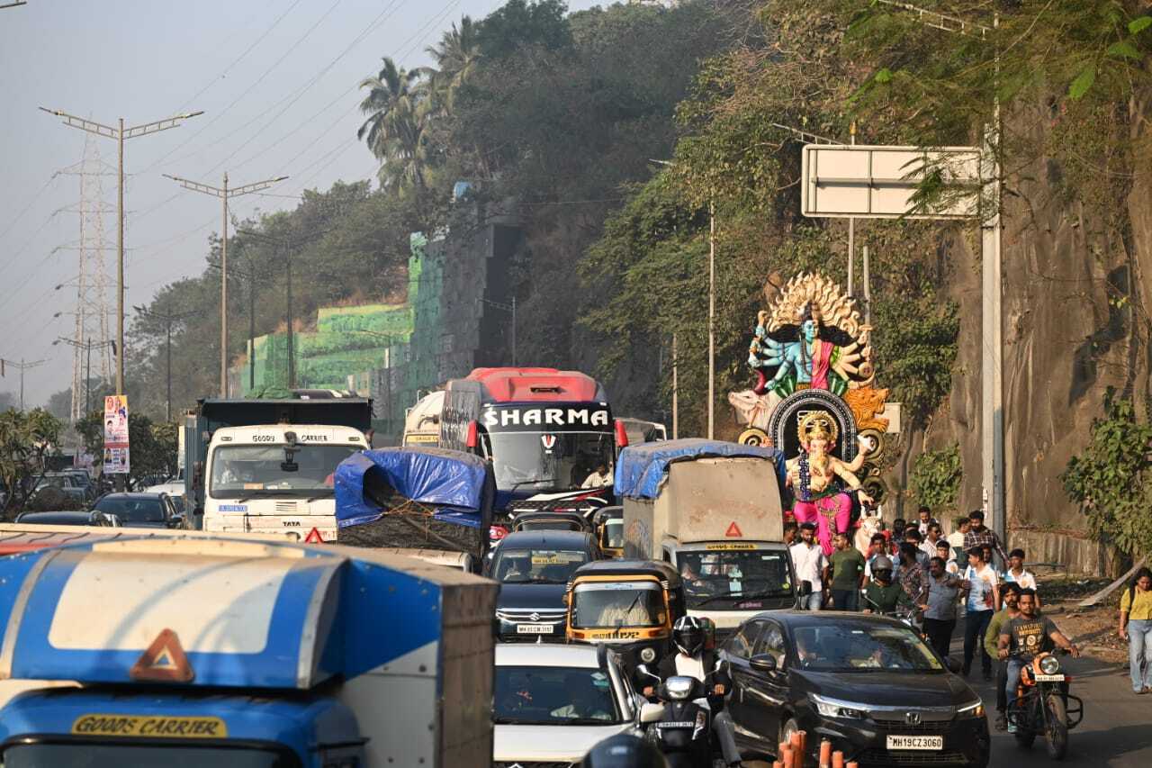 शनिवार को इस यात्रा के दौरान भक्तों में जबरदस्त जोश और भक्ति भाव देखने को मिला.