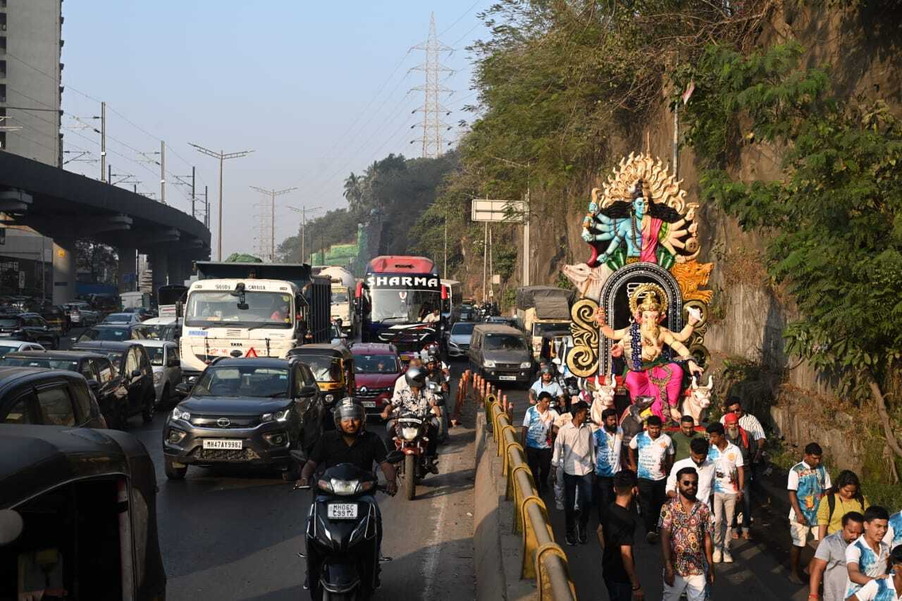 मलाड स्थित प्रसिद्ध `खेतवाड़ी चा राजा` गणपति की मूर्ति को साईं दर्शन मित्र मंडल के सदस्य विशेष रूप से कांदिवली (पूर्व) स्थित वेस्टर्न एक्सप्रेस हाईवे के रास्ते अपने पंडाल तक ले गए. 