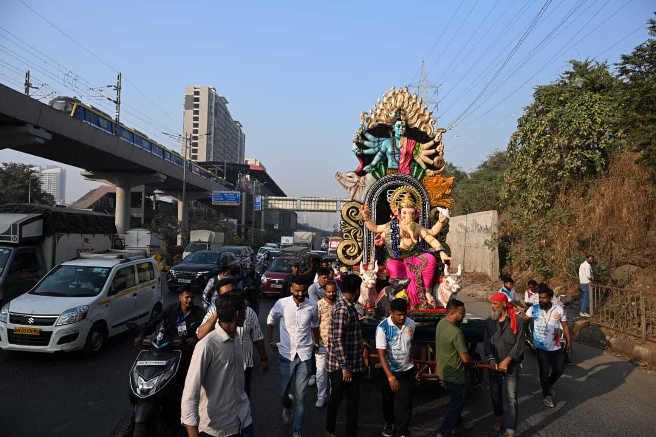 इस दौरान श्रद्धालुओं ने गणपति बप्पा के स्वागत के लिए रंगोली सजाई, फूलों की वर्षा की और पारंपरिक परिधानों में भगवान गणेश की आराधना की. 