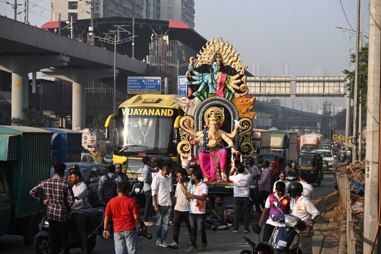 साईं दर्शन मित्र मंडल, जो कांदिवली (पूर्व) स्थित है, ने इस वर्ष भी अपनी परंपरा को निभाते हुए गणपति की मूर्ति को भव्य शोभायात्रा के साथ अपने पंडाल में लाने का निर्णय लिया है. 