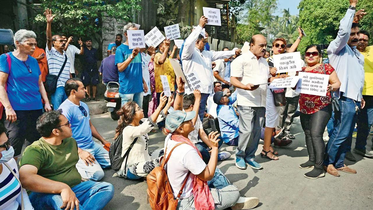 विरोध के दौरान स्थानीय विधायक असलम शेख भी पहुंचे. उन्होंने अधिकारियों से सर्वेक्षण बंद करने और एकत्र किए गए डेटा को हटाने की मांग की.