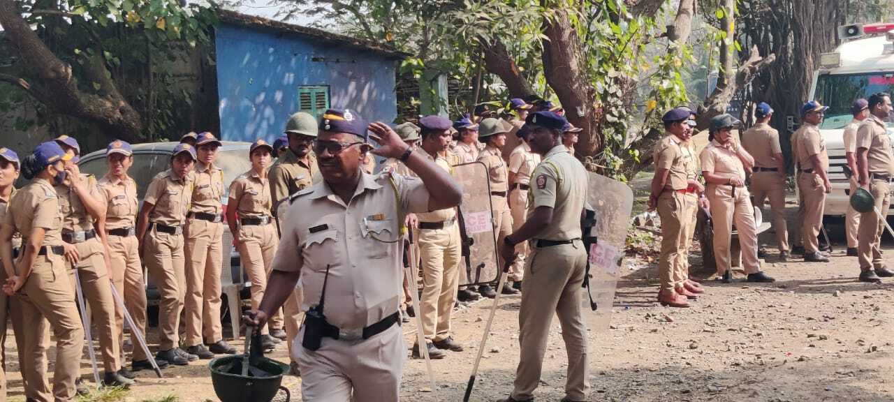 गुरुवार सुबह करीब 7:45 बजे जब अधिकारी सर्वेक्षण करने पहुंचे, तो स्थानीय निवासी तुरंत विरोध में इकट्ठा हो गए. पुलिस ने इलाके में भारी बैरिकेडिंग कर रखी थी और दंगा पुलिस, आंसू गैस और अन्य सुरक्षा उपकरणों के साथ तैनात थी. लेकिन बढ़ते विरोध के कारण अधिकारियों को सर्वेक्षण रोकना पड़ा.